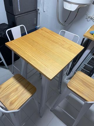 Mesa alta y taburetes