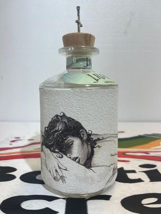 bottiglia vuota gin jrose milo manara + quadri