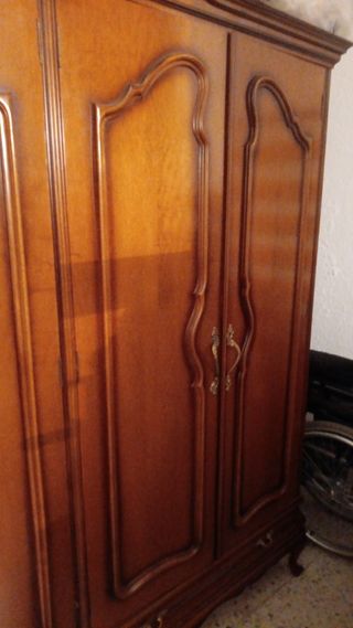 Armario de madera marrón