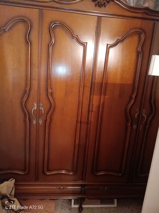 Armario de madera marrón