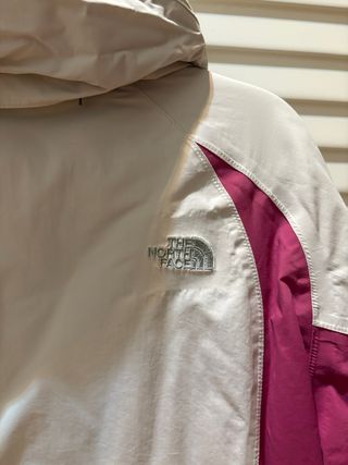 Abrigo The North Face blanco y rosa