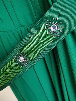 Vestido de fiesta verde con pedrería