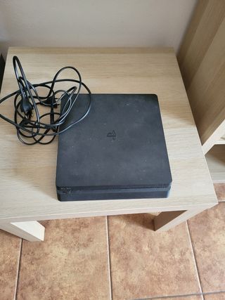 PS4 (PlayStation 4) Negra 100€ algo negociable 