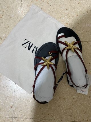 Sandalias Zara negras y doradas con estrella