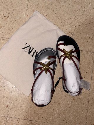 Sandalias Zara negras y doradas con estrella