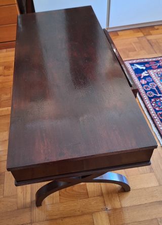 Mesa de salón de madera oscura