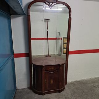 Vitrina de madera con espejo