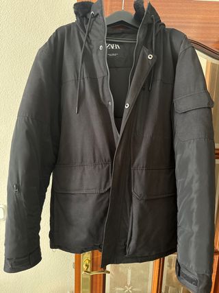 Abrigo Zara Negro con Capucha y Bolsillos