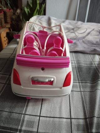 Auto Fiat Barbie rosa e bianca