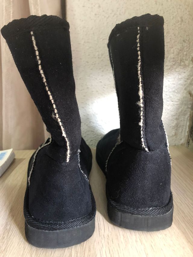 Botas de invierno negras con costuras blancas