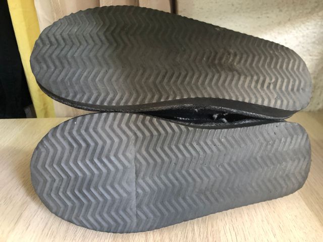 Botas de invierno negras con costuras blancas