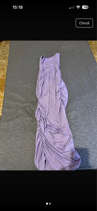 Abito monocolore con volant