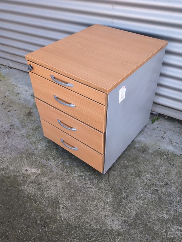 Calaixera marró i gris