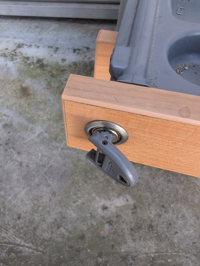 Calaixera marró i gris