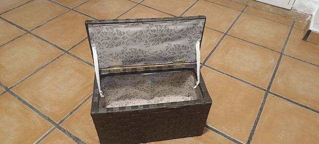 Cofre de mimbre con forro estampado