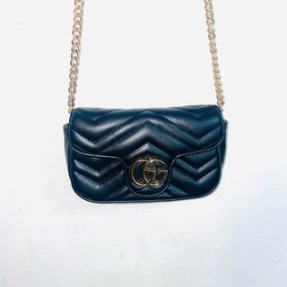 Borsa Gucci Marmont nera con catena oro