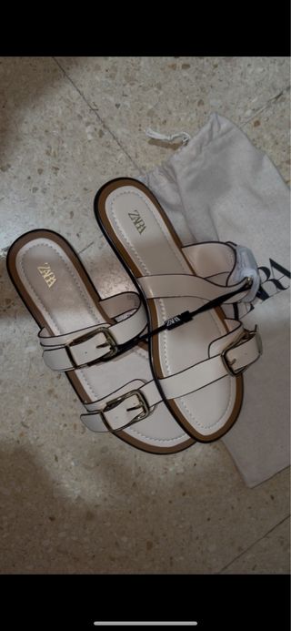Sandalias Zara blancas con hebillas doradas