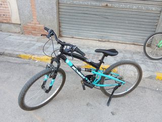 Bicicleta de montaña azul