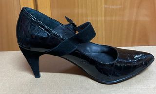 Zapatos de charol negros con tira