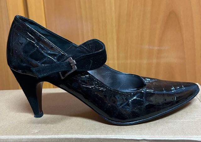 Zapatos de charol negros con tira