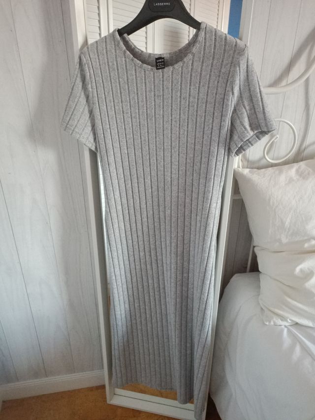 Vestido gris de canalé manga corta