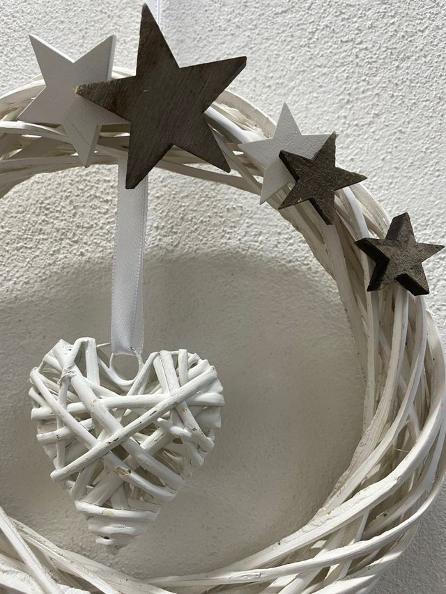 Ghirlanda natalizia in vimini con stelle e cuore