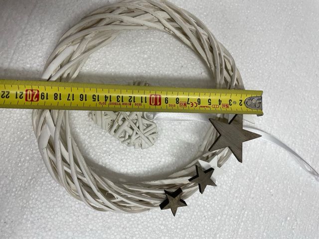 Ghirlanda natalizia in vimini con stelle e cuore