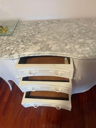 Recibidor blanco con tapa de mármol