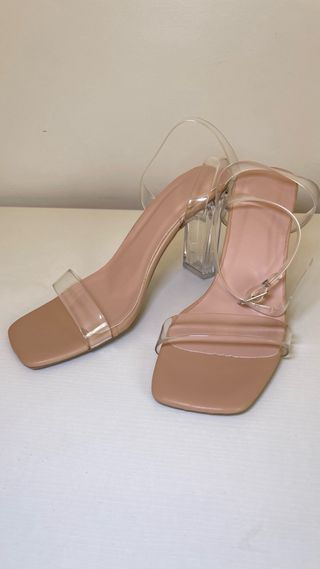Sandalias tacón transparentes beige