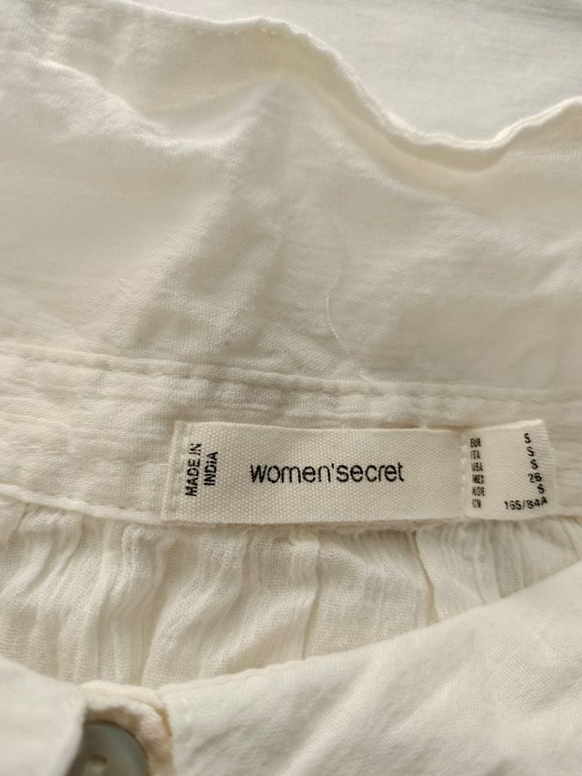 Blusa blanca de manga larga. GRATIS.