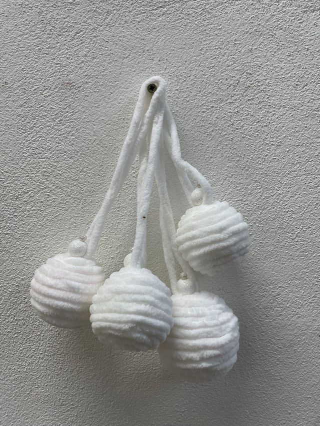 4 Decorazioni Natalizie Palle in ciniglia Bianche