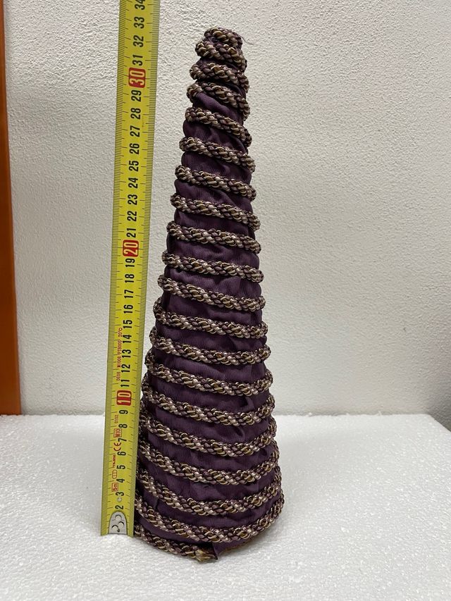 Decorazione natalizia con nastro viola e oro