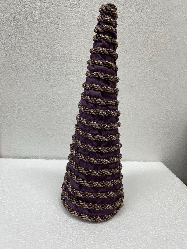 Decorazione natalizia con nastro viola e oro