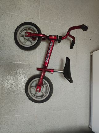 Bicicleta de equilibrio roja para niños