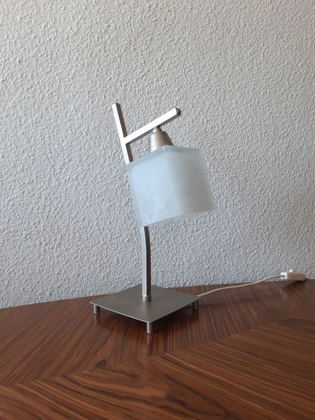 Lámpara de mesa moderna cristal y metal