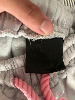 Pantalones de chándal grises con cordón rosa