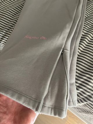 Pantalones de chándal grises con cordón rosa