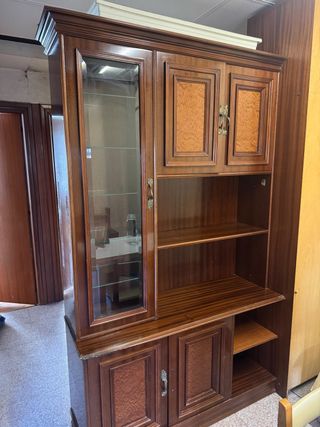 Mueble de madera con vitrina y puertas