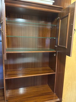 Mueble de madera con vitrina y puertas