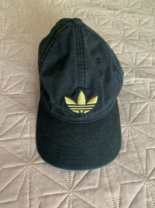 Gorra Adidas Negra con Logo Dorado