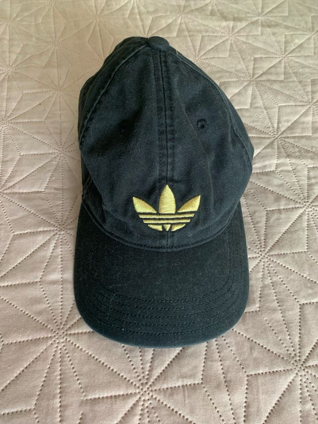 Cappello Adidas nero con logo dorato
