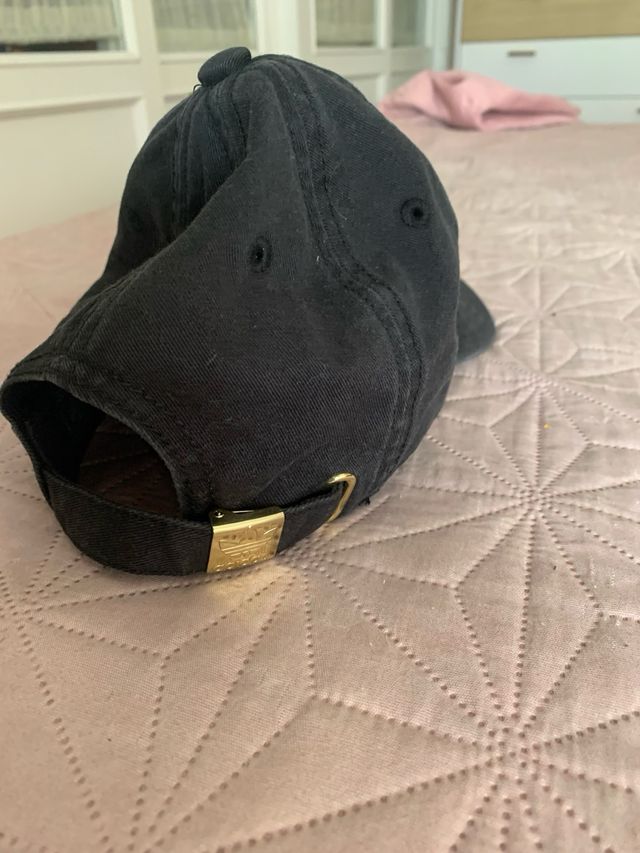 Cappello Adidas nero con logo dorato