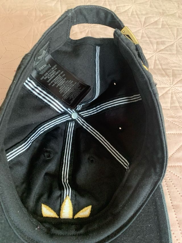 Cappello Adidas nero con logo dorato