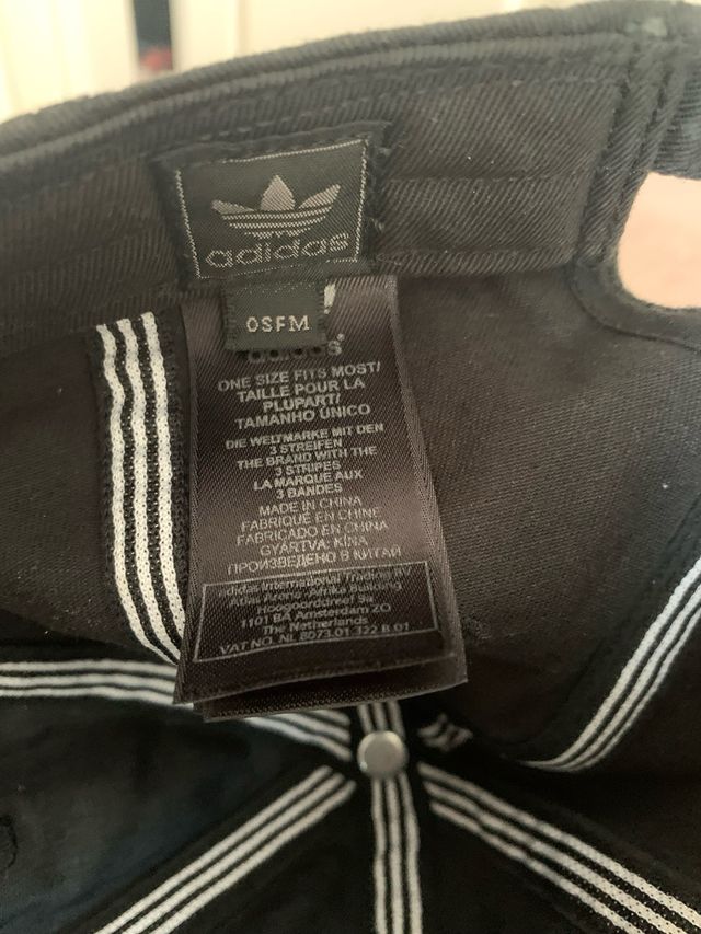 Cappello Adidas nero con logo dorato