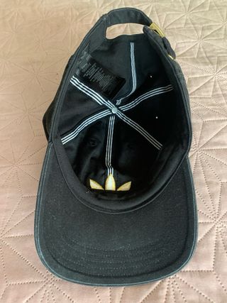 Gorra Adidas Negra con Logo Dorado