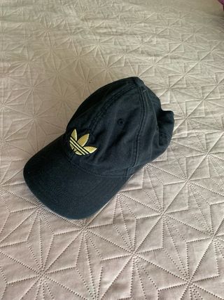 Gorra Adidas Negra con Logo Dorado