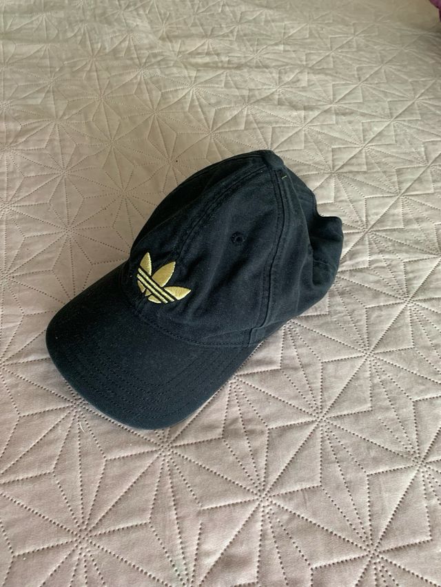 Cappello Adidas nero con logo dorato