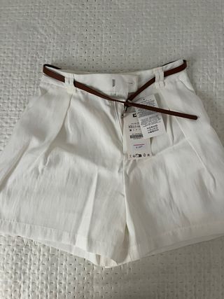 Shorts blancos Zara con cinturón XS