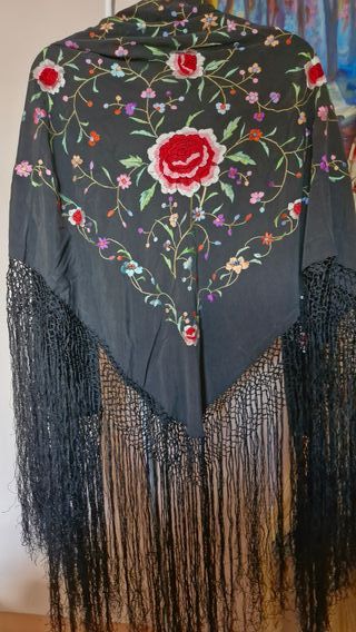 Manton de seda negro bordado