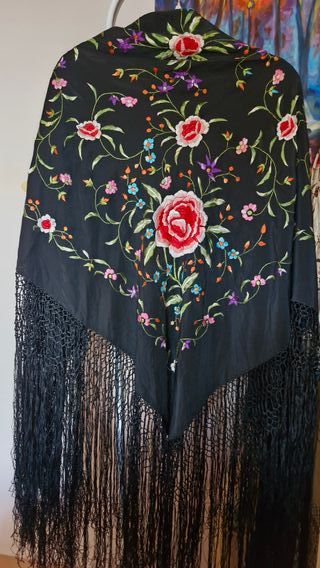 Manton de seda negro bordado